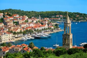 Найдовший (68 км) острів хорватської прибережної зони, що славиться своїм прекрасним кліматом. Це острів винограду, маслин, лаванди і струмків
