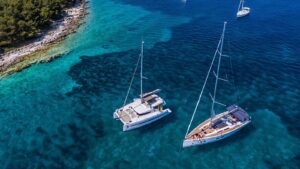Літо на яхті в Хорватії з ББ Яхтинг Яхтинг у Хорватії – це тисяча різних островів із десятком дивовижних бухт. Вражає кришталево чисте море та ясне небо, а головним символом країни є яхтінг.