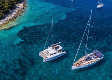 Літо на яхті в Хорватії з ББ Яхтинг Яхтинг у Хорватії – це тисяча різних островів із десятком дивовижних бухт. Вражає кришталево чисте море та ясне небо, а головним символом країни є яхтінг.