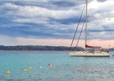 Яхта на бірюзовому морі Сардинії під час круїзу