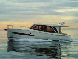 Електрична яхта Greenline 39 на озері в регіоні Телемарк